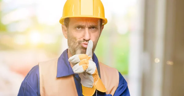 Engenheiro Sênior Trabalhador Construção Civil Com Dedo Indicador Nos Lábios — Fotografia de Stock