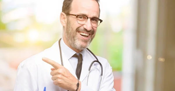Doutor Homem Sênior Médico Profissional Apontando Lado Lado Com Dedo — Fotografia de Stock