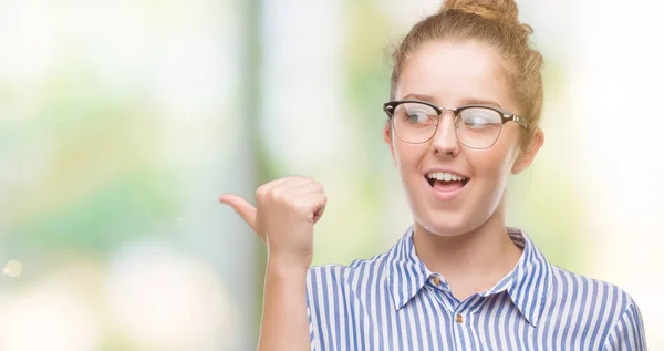 Joven Mujer Negocios Rubia Sonriendo Con Cara Feliz Mirando Señalando —  Fotos de Stock