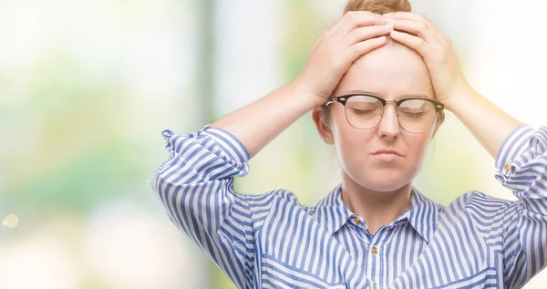 Ung Blond Affärskvinna Som Lider Huvudvärk Desperat Och Stressad Eftersom — Stockfoto