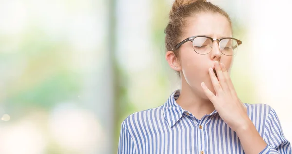 Giovane Donna Affari Bionda Annoiato Sbadigliando Stanca Bocca Copertura Con — Foto Stock