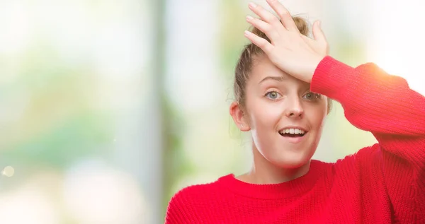 Giovane Donna Bionda Che Indossa Panino Maglione Rosso Sorpreso Con — Foto Stock