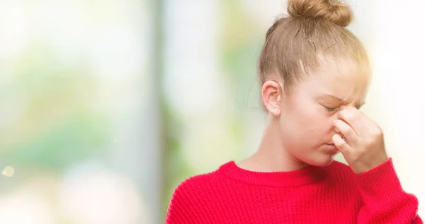 Mujer Rubia Joven Con Moño Suéter Rojo Cansado Frotando Nariz — Foto de Stock