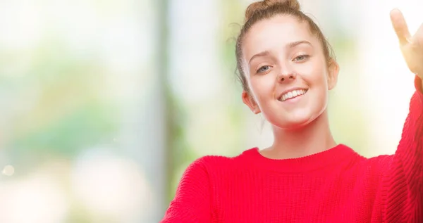 Jovem Loira Vestindo Coque Camisola Vermelha Olhando Para Câmera Sorrindo — Fotografia de Stock