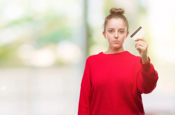 Junge Blonde Frau Mit Kreditkarte Und Selbstbewusstem Gesichtsausdruck Die Ernsthaft — Stockfoto