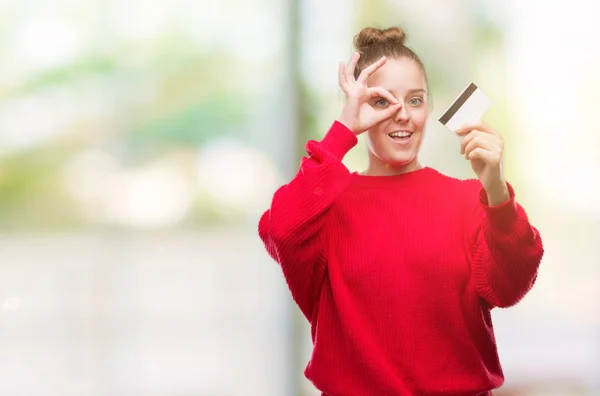 Jovem Loira Segurando Cartão Crédito Com Rosto Feliz Sorrindo Fazendo — Fotografia de Stock