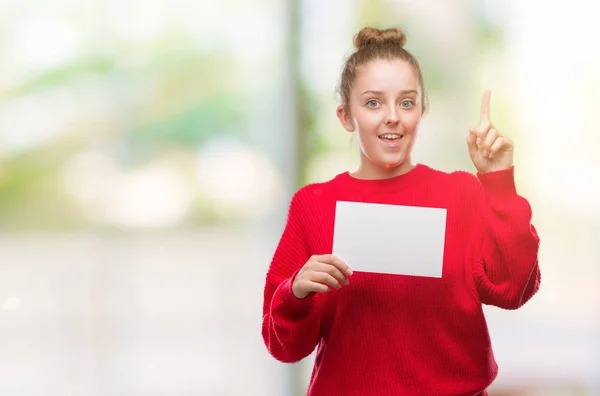 Mujer Rubia Joven Sosteniendo Pancarta Publicitaria Sorprendida Con Una Idea —  Fotos de Stock