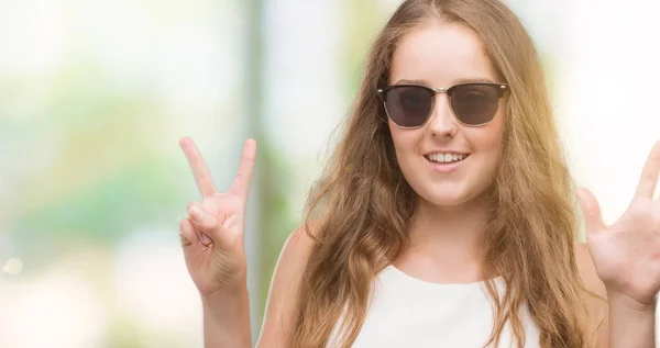 Giovane Donna Bionda Che Indossa Occhiali Sole Mostrando Indicando Con — Foto Stock