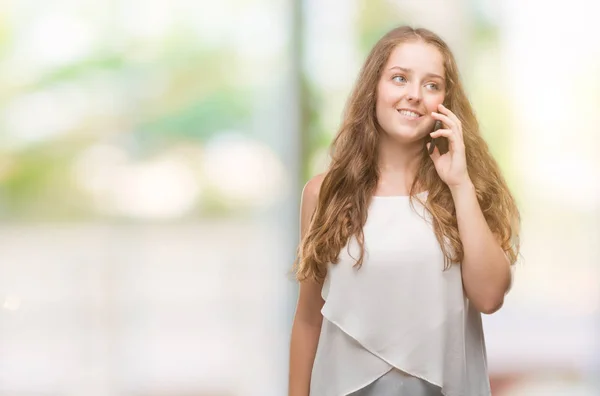 Genç Sarışın Kadın Ayakta Diş Gösterilen Kendine Güvenen Bir Gülümsemeyle — Stok fotoğraf