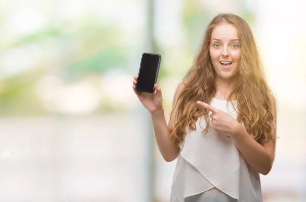 Νεαρή Ξανθιά Γυναίκα Χρησιμοποιώντας Smartphone Πολύ Χαρούμενος Δείχνοντας Χέρι Και — Φωτογραφία Αρχείου