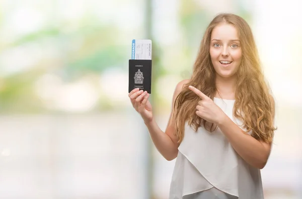 Joven Rubia Portadora Pasaporte Canada Tarjeta Embarque Muy Feliz Señalando — Foto de Stock
