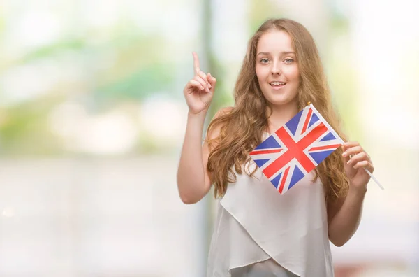 Mujer Rubia Joven Con Bandera Del Reino Unido Sorprendida Con —  Fotos de Stock