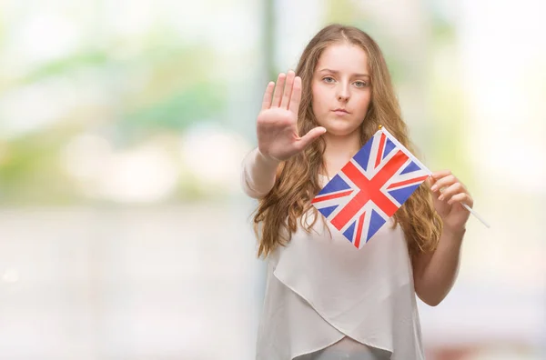 Młoda Blond Kobieta Trzymając Flagę Wielkiej Brytanii Otwartej Dłoni Robi — Zdjęcie stockowe