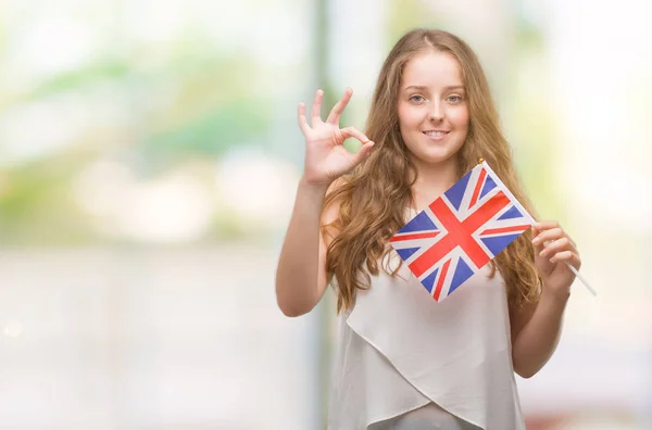 Jovem Loira Segurando Bandeira Reino Unido Fazendo Sinal Com Dedos — Fotografia de Stock