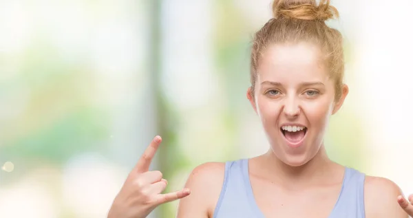 Junge Blonde Frau Schreit Mit Verrücktem Gesichtsausdruck Und Macht Rock — Stockfoto