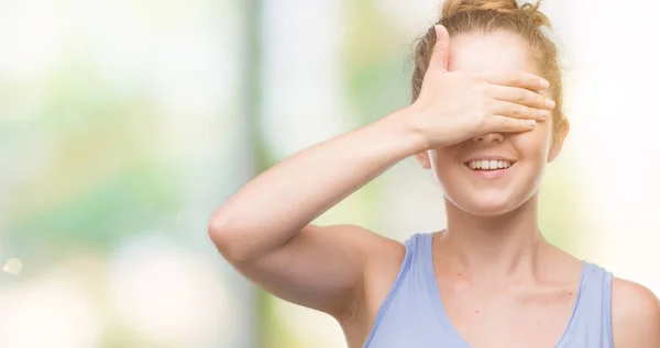 Mujer Rubia Joven Sonriendo Riendo Con Mano Cara Cubriendo Los — Foto de Stock