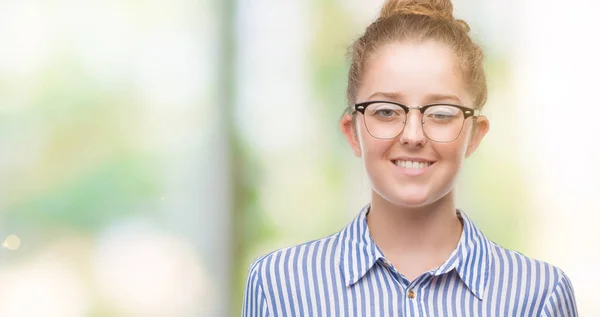 Joven Mujer Negocios Rubia Con Una Sonrisa Feliz Fresca Cara — Foto de Stock