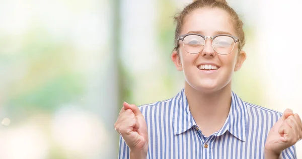 Giovane Donna Affari Bionda Che Celebra Sorpreso Stupito Successo Con — Foto Stock