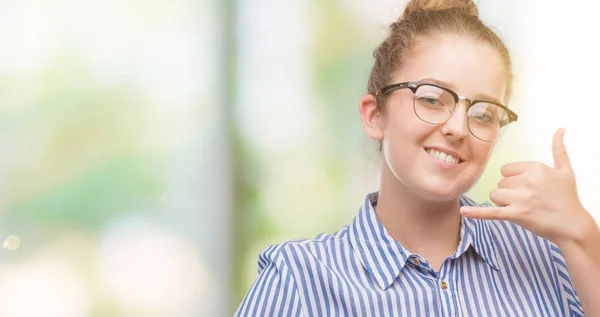 Joven Mujer Rubia Negocios Sonriendo Haciendo Gesto Telefónico Con Mano —  Fotos de Stock