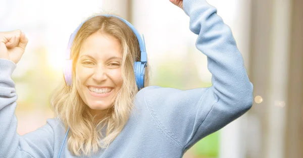 Ung Vacker Kvinna Lyssnande Till Musik Glad Och Upprymd Firar — Stockfoto
