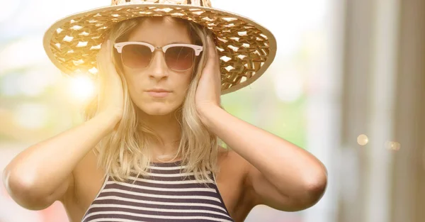 Mujer Joven Que Usa Gafas Sol Con Sombrero Verano Que — Foto de Stock