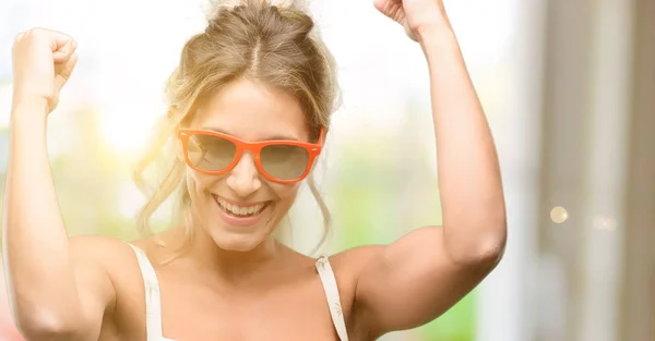 Jovem Mulher Bonita Vestindo Óculos Sol Vermelhos Feliz Animado Celebrando — Fotografia de Stock