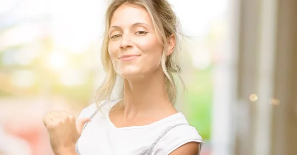 Jeune Belle Femme Fière Excitée Arrogante Pointant Avec Visage Victoire — Photo