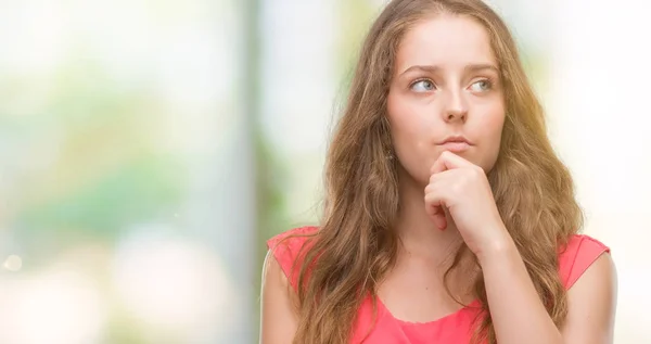 Giovane Donna Bionda Vestita Rosa Faccia Seria Pensando Alla Domanda — Foto Stock