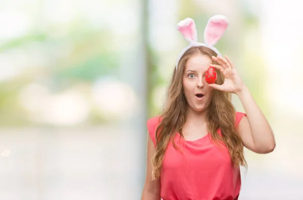 Unga Blonda Kvinnan Bär Easter Bunny Öron Rädd Chock Med — Stockfoto
