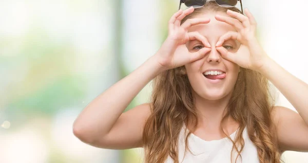 Unga Blonda Kvinnan Bär Solglasögon Gör Gest Som Kikare Fast — Stockfoto