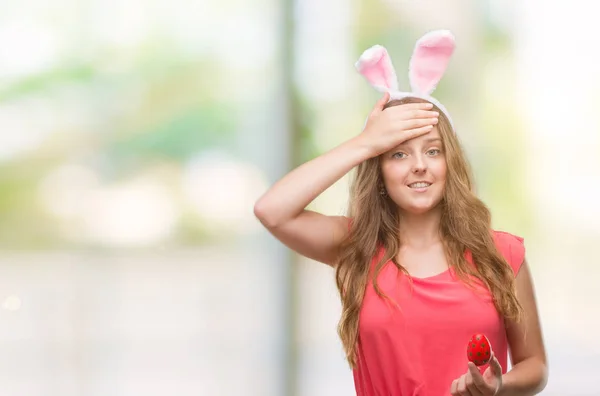 Unga Blonda Kvinnan Bär Easter Bunny Öron Stressad Med Handen — Stockfoto