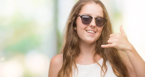 Junge Blonde Frau Mit Sonnenbrille Lächelt Und Macht Telefongesten Mit — Stockfoto