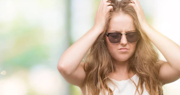 Unga Blonda Kvinnan Bär Solglasögon Lider Huvudvärk Desperat Och Stressad — Stockfoto