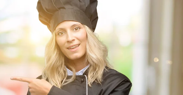 Mooie Cook Vrouw Chef Weg Zijde Met Vinger Wijzen — Stockfoto