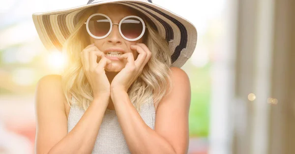 Jovem Mulher Usando Óculos Sol Chapéu Verão Aterrorizado Nervoso Expressando — Fotografia de Stock