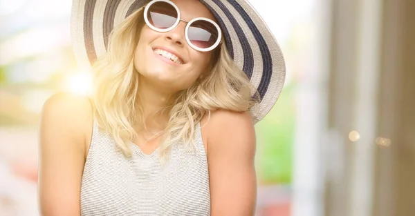 Young Woman Wearing Sunglasses Summer Hat Thinking Looking Expressing Doubt — Stock Photo, Image