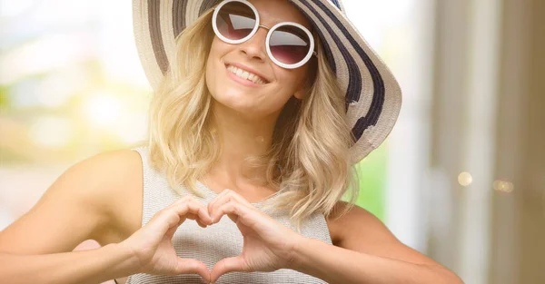 Mujer Joven Con Gafas Sol Sombrero Verano Feliz Mostrando Amor — Foto de Stock
