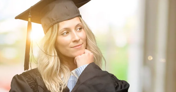 Jovem Graduado Mulher Pensando Olhando Para Cima Expressando Dúvida Maravilha — Fotografia de Stock