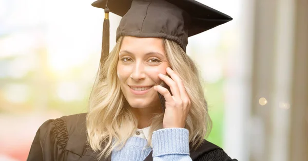 Mujer Joven Graduada Feliz Hablando Con Teléfono Móvil Smartphone — Foto de Stock