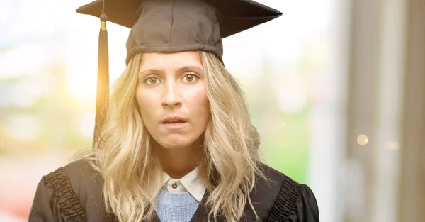 Mladý Absolvent Žena Strach Šoku Vyjadřující Panika Strach — Stock fotografie