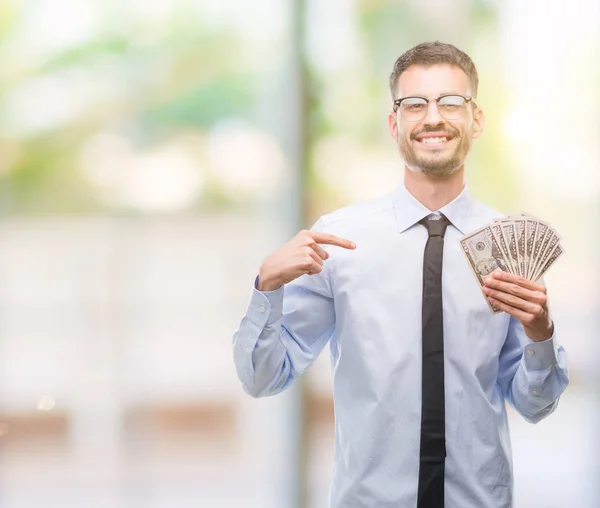 Joven Hombre Negocios Hipster Sosteniendo Dólares Con Cara Sorpresa Señalándose — Foto de Stock