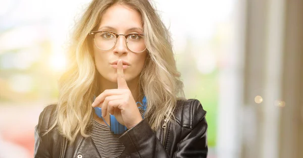 Mujer Estudiante Joven Con Auriculares Con Dedo Índice Los Labios — Foto de Stock