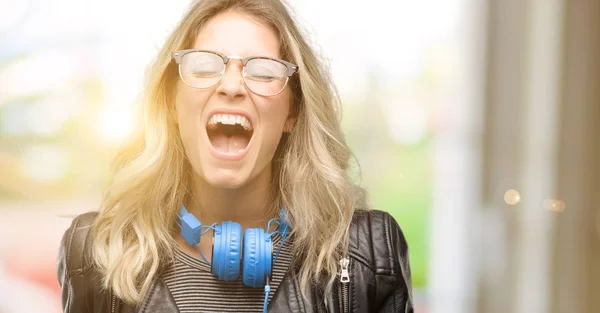 Ung Student Kvinna Med Hörlurar Stressande Livrädd Panik Ropade Förbittrade — Stockfoto