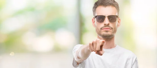 Junger Tätowierter Erwachsener Mann Mit Sonnenbrille Der Mit Dem Finger — Stockfoto