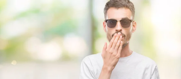 Joven Hombre Adulto Tatuado Con Gafas Sol Cubre Boca Con — Foto de Stock