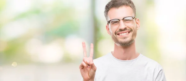 Jovem Homem Adulto Tatuado Sorrindo Com Rosto Feliz Piscando Para — Fotografia de Stock