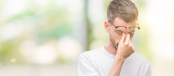 年轻的纹身成年男子疲倦的鼻子和眼睛感到疲劳和头痛 压力和挫折概念 — 图库照片