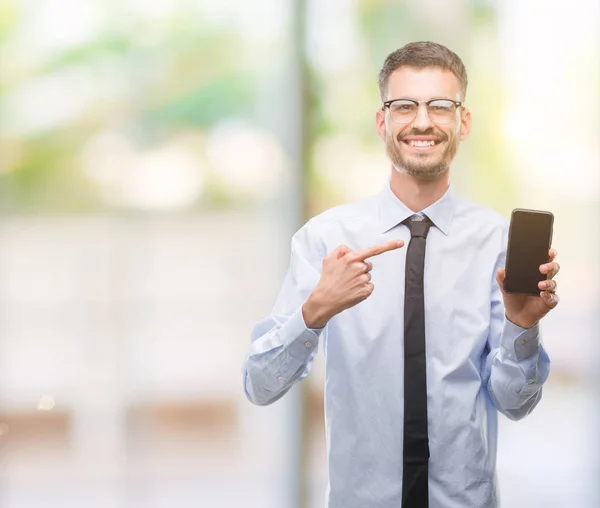 Joven Hombre Adulto Negocios Hablando Por Teléfono Muy Feliz Señalando —  Fotos de Stock