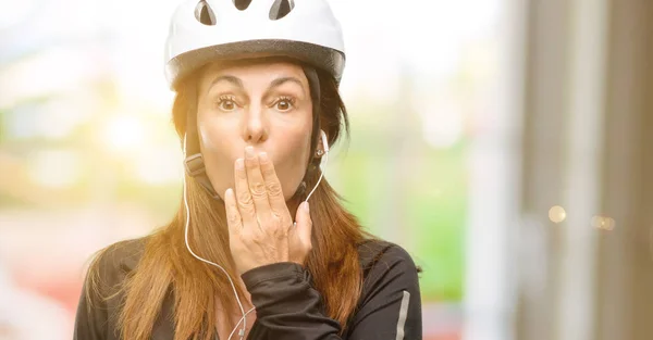 Mujer Ciclista Mediana Edad Que Usa Auriculares Cubre Boca Shock — Foto de Stock
