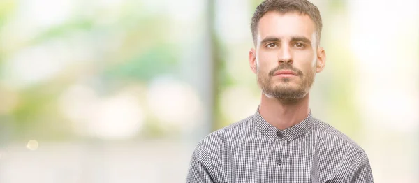 Homem Jovem Hipster Com Expressão Séria Rosto Simples Natural Olhando — Fotografia de Stock